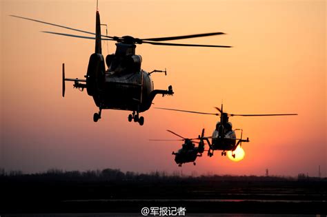 直升机编队飞过城市