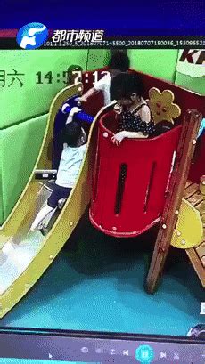 真实小孩玩栏杆被摔下去真实视频