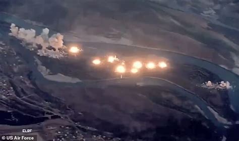 美军轰炸小岛的真实视频
