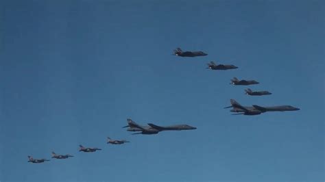 美军轰炸机飞抵朝鲜半岛