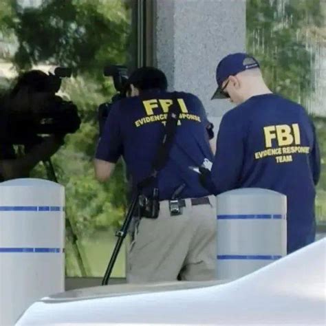 美国一男子持枪闯fbi大楼