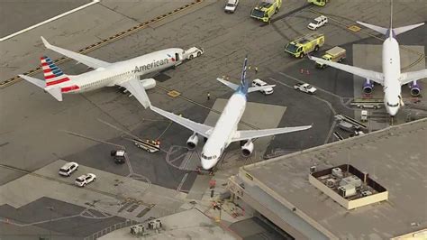 美国2架飞机在机场相撞