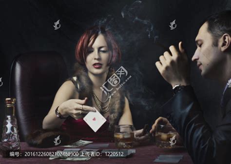 美女与男子打扑克
