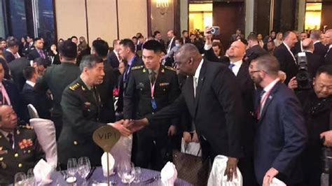 美防长主动与中国防长握手视频
