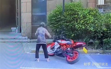 老人推倒摩托车被追责