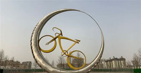 自行车没坐垫的雕塑