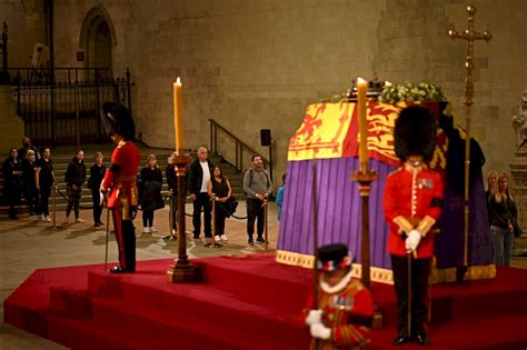 英国女王棺椁需要去各地供人瞻仰