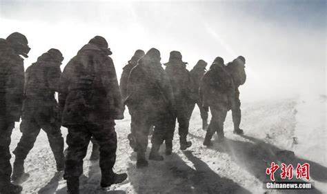 西藏边防战士在风雪中站岗