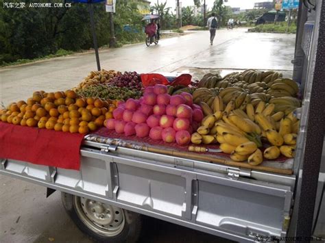 货车主人原地开箱卖水果