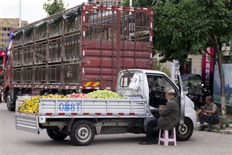 货车主人遇车开箱卖水果