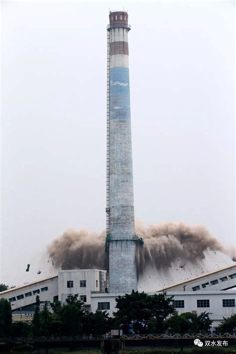 贵州发电厂大烟囱爆破