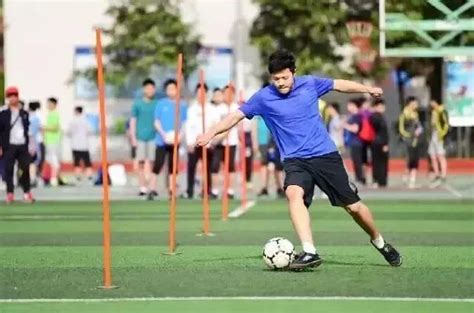 足球带球绕杆训练方法