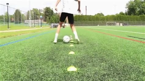 足球训练绕桩摆法