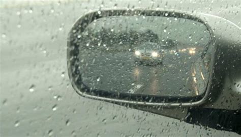 车玻璃下雨有水看不清怎么办