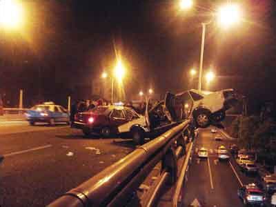 轿车发生车祸被撞下桥