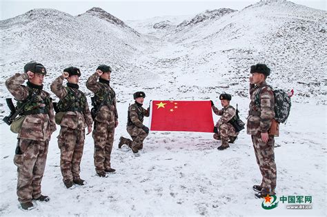 边防战士顶着大雪插上红旗