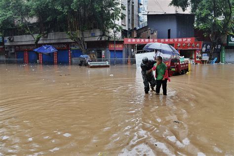重庆大雨致水淹道路