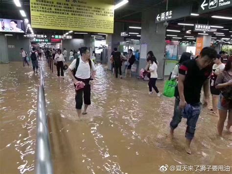 重庆暴雨地铁站