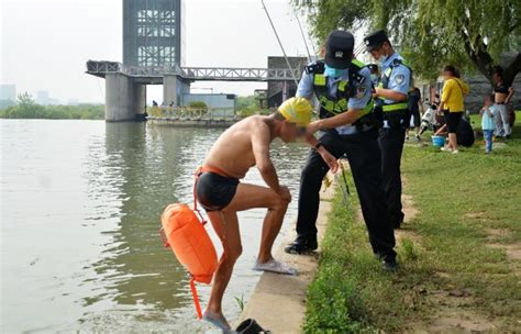 野泳被警察发现