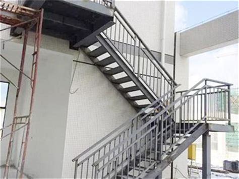 钢结构楼梯怎么包踏步