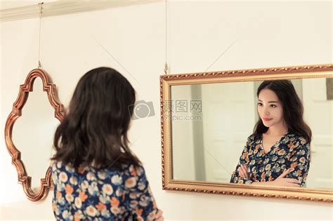 镜子里的女人文案怎么写