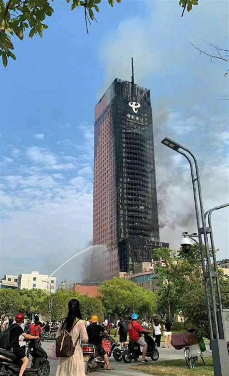 长沙一高层住宅发生火灾