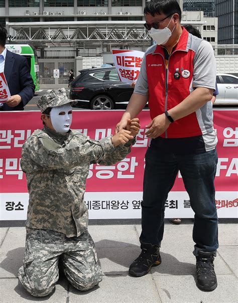 韩国女子在驻韩美军基地被性侵逃出正门