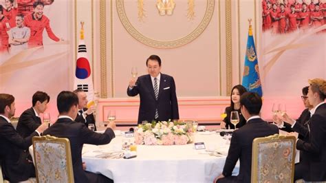 韩国总统与韩国足球共进晚餐