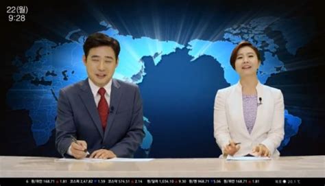 韩国新闻直播主持人忍不笑