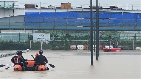 韩国暴雨33人死亡