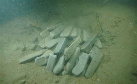 韩国海底打捞出100块磨刀石