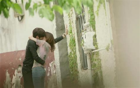 韩国男子在街上与女子接吻