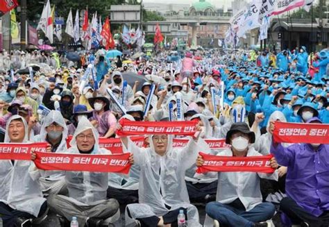 韩国首尔爆发上万人反美集会