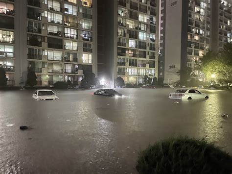 韩国首尔遭特大暴雨
