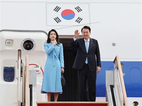 韩总统夫人外出访问
