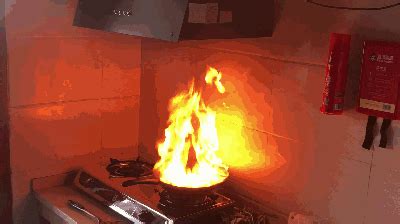 餐饮厨房灭火正确方法视频