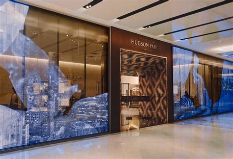 香港玻璃橱窗透明屏多少钱一平