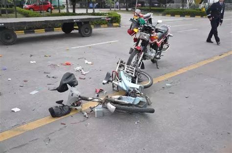 驿城农贸市场摩托车车祸