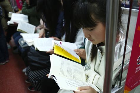 高一学生地铁看书