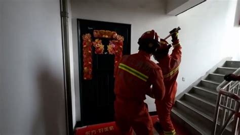 高考生被锁家中消防救援