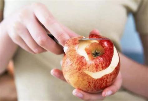 高铁上用水果刀削苹果