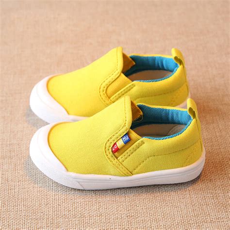 黄色鞋子宝宝