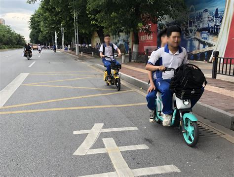 12岁残疾学生骑儿童车上学