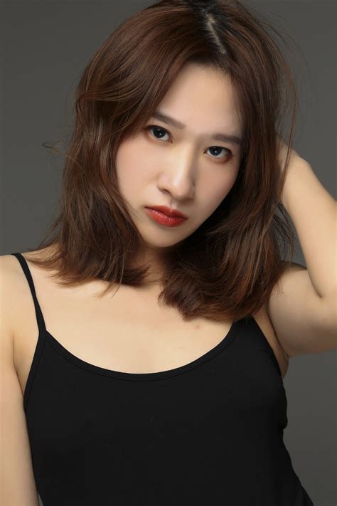 18岁亚洲女模特