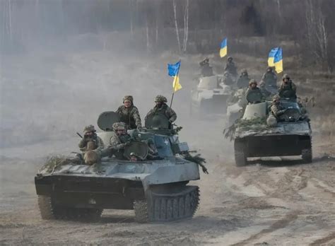 2名乌军进入被摧毁俄军阵地