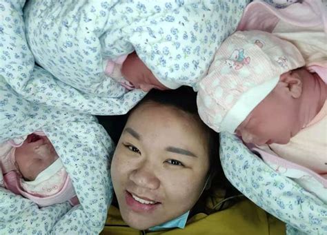 26岁女子自然产下三胞胎