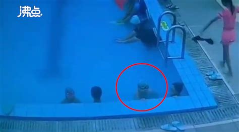 3岁男孩被卡泳池排水孔