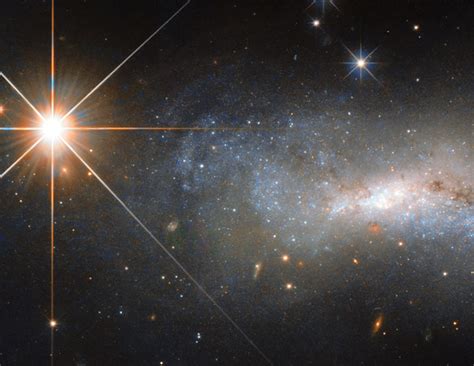 30亿光年外矮星系发射神秘电波