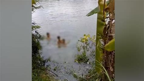 4名男孩下河野泳