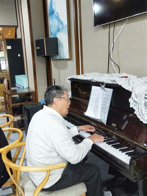 62岁老人弹钢琴